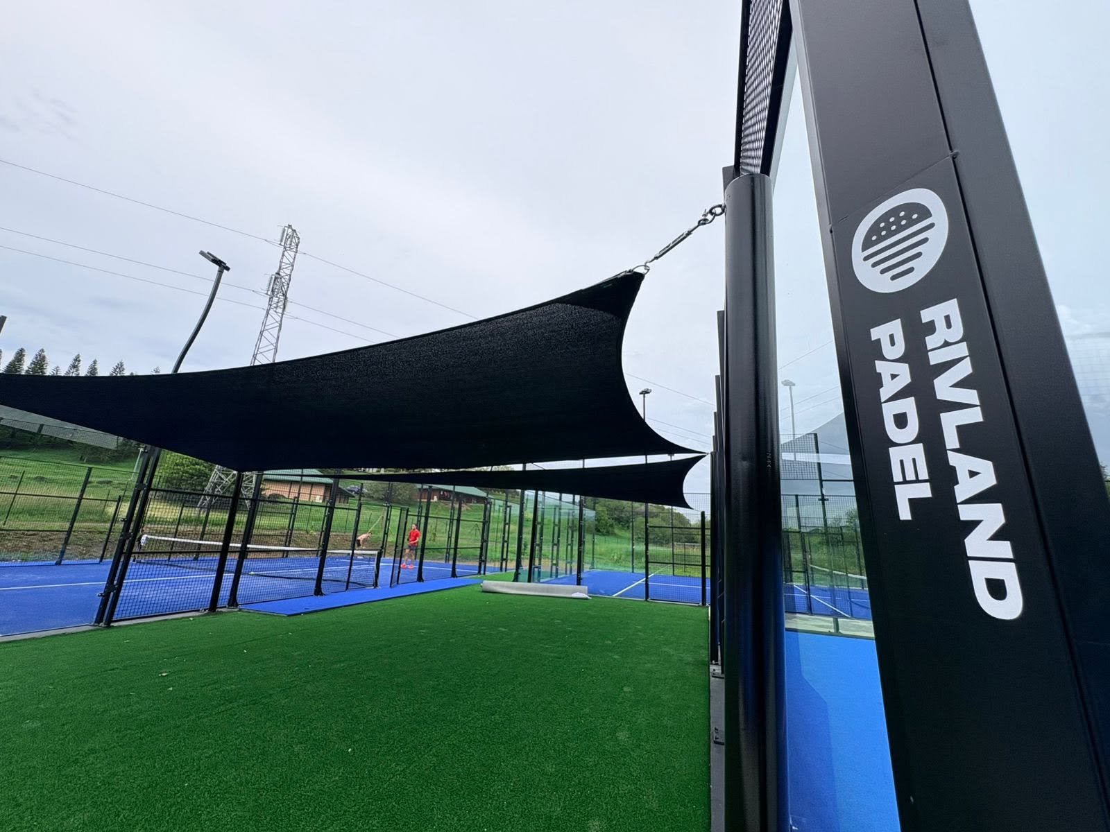 Voiles noires tendues à l'entrée du complexe Rivland Padel