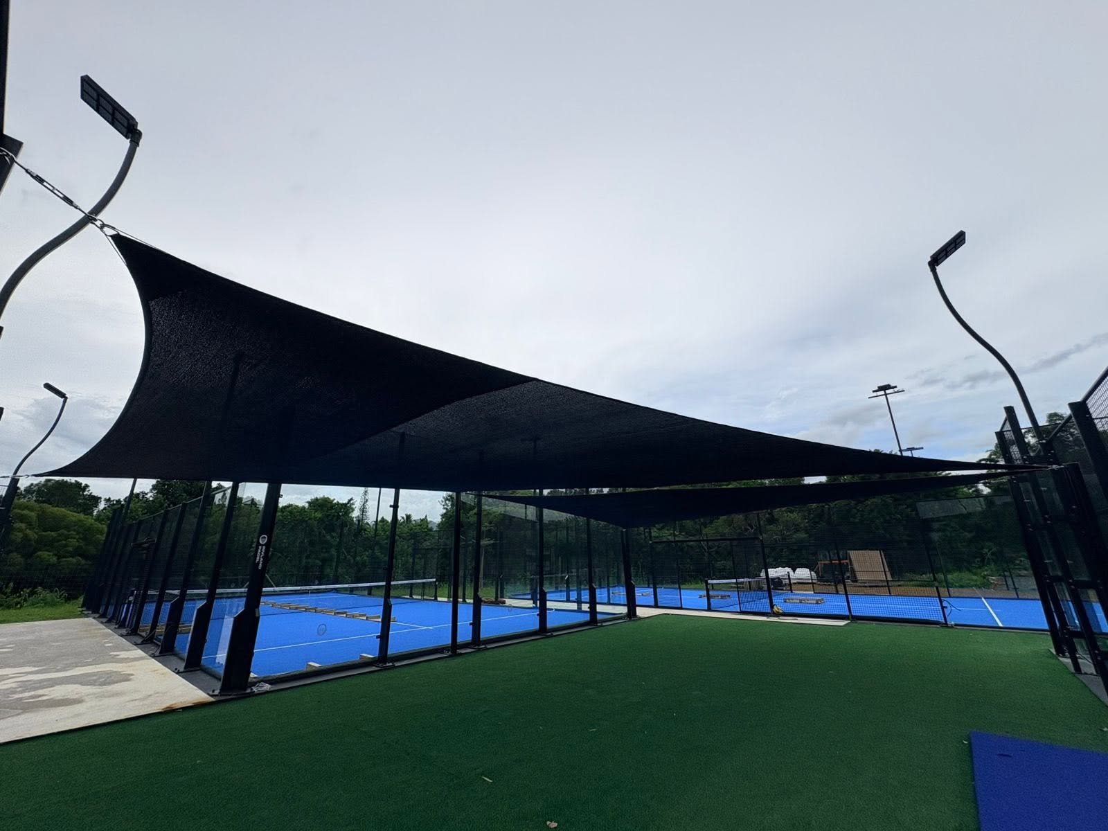 Vue d'ensemble des courts de padel couverts par les voiles Pacific Toiles