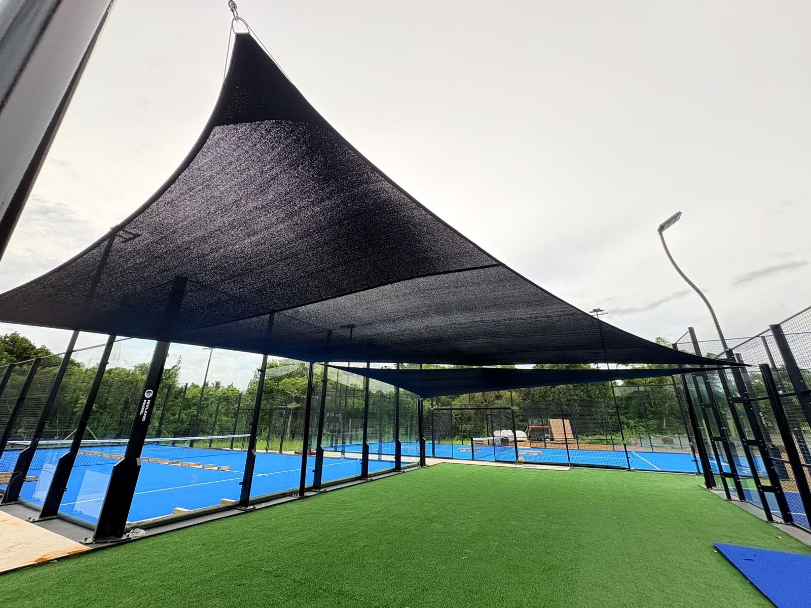 Grande couverture de voiles d'ombrage au-dessus des courts de Rivland Padel